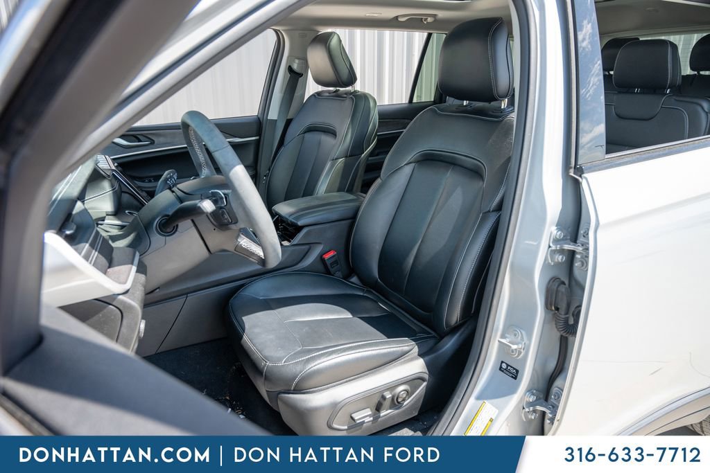 Used 2023 Jeep Grand Cherokee L Limited AWD/4WD image 4