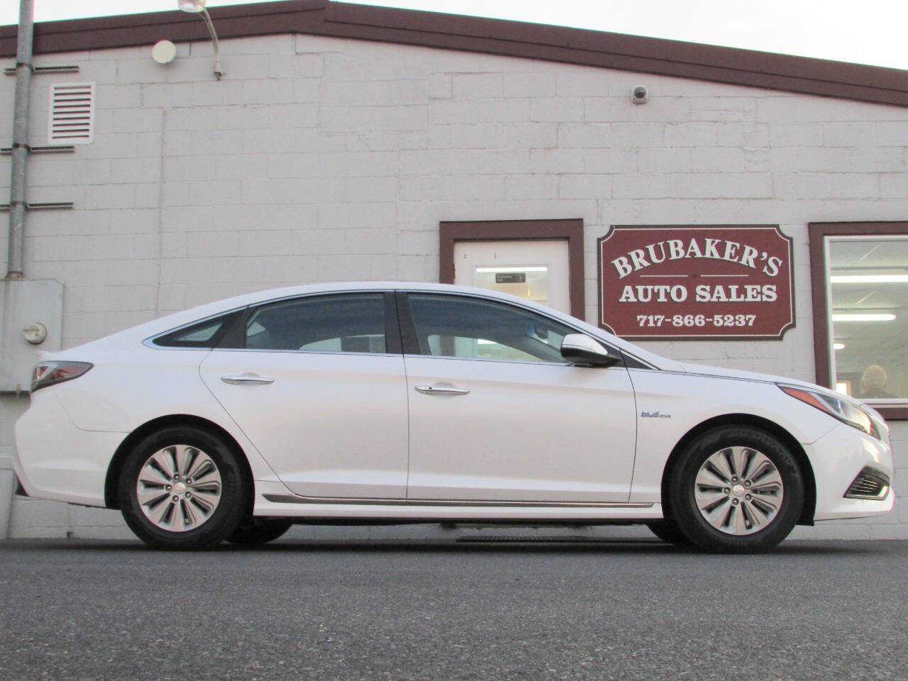 Used 2016 Hyundai Sonata SE image 1