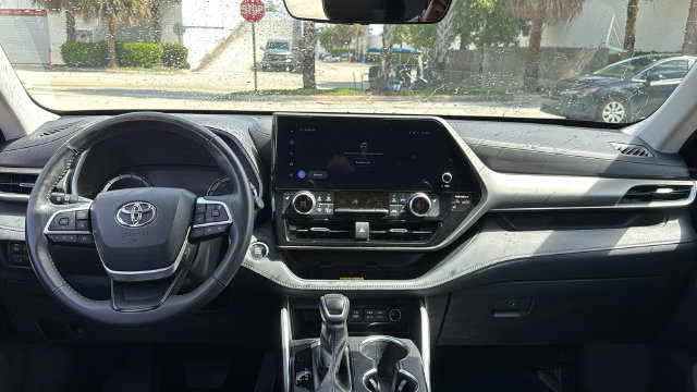 Used 2023 Toyota Highlander XLE FWD image 14