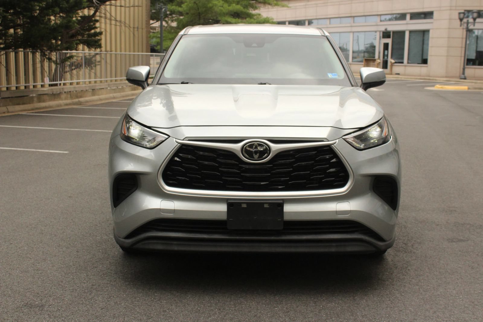 Used 2022 Toyota Highlander L AWD/4WD image 3