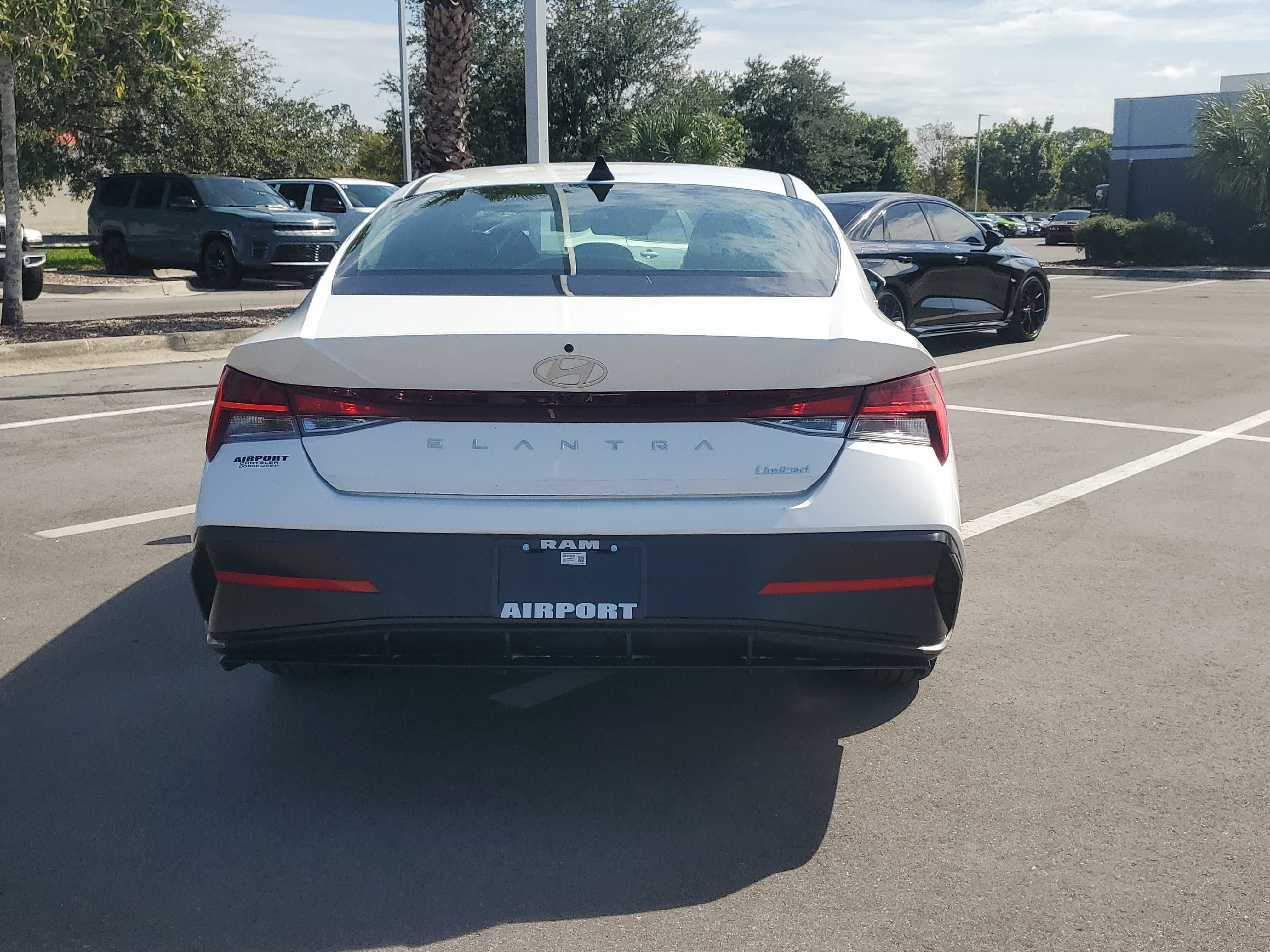 Used 2025 Hyundai Elantra Limited FWD image 7