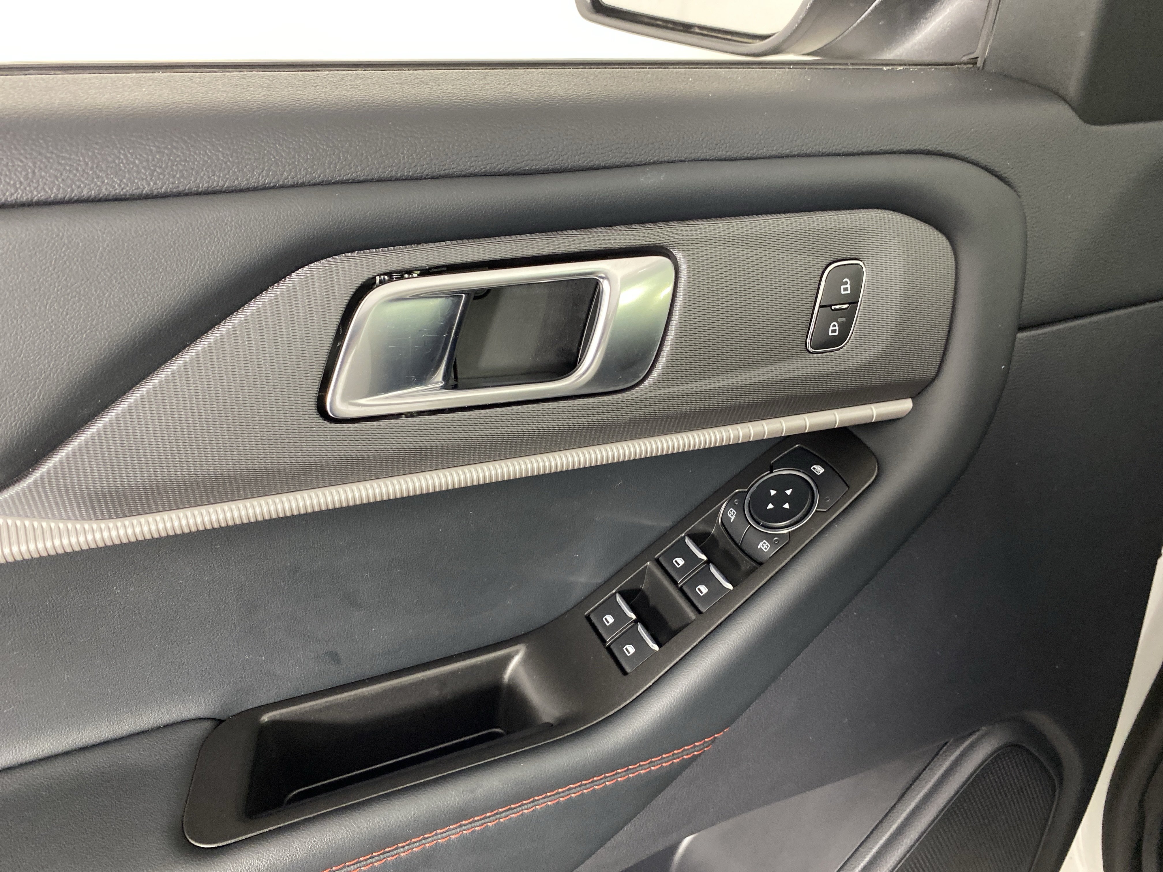 Used 2025 Ford Explorer ST-Line AWD/4WD image 15