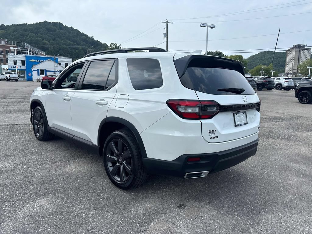 Used 2025 Honda Pilot Sport image 3