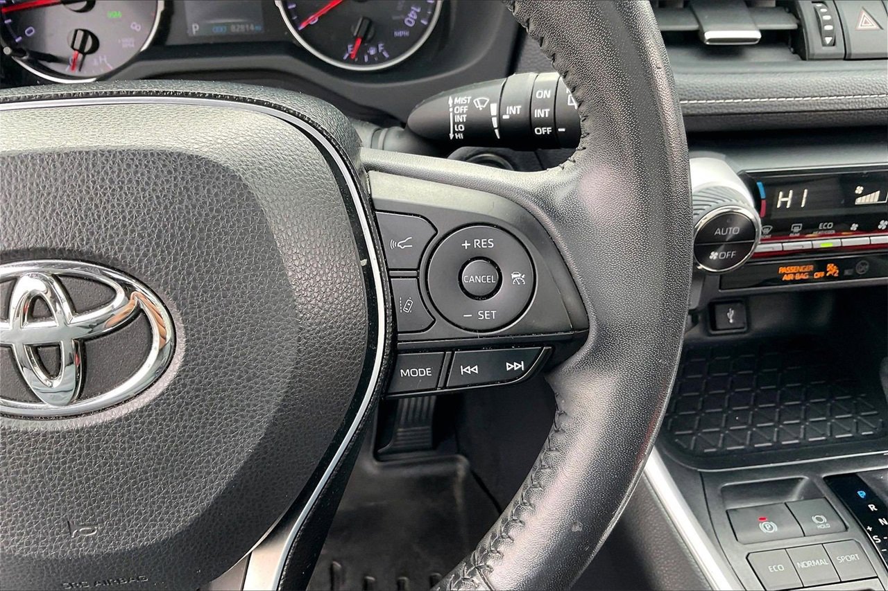 Used 2020 Toyota RAV4 XLE Premium image 31