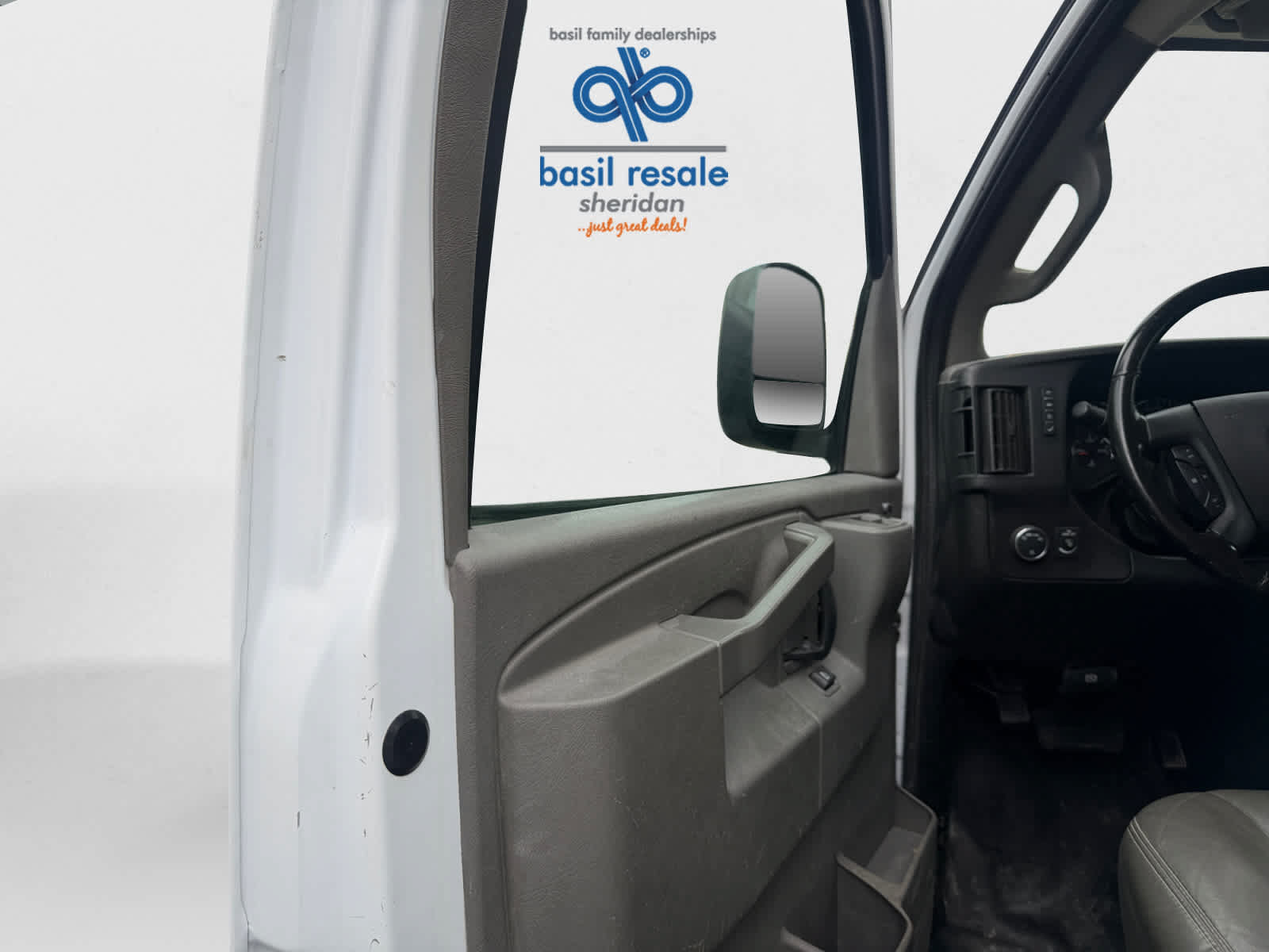 Used 2022 GMC Savana 3500 LS RWD image 16