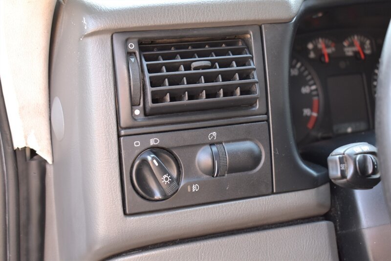 Used 2002 Volkswagen Eurovan MV FWD image 13