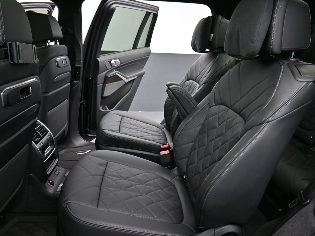 Used 2024 BMW X7 xDrive40i w/ Executive Package image 17