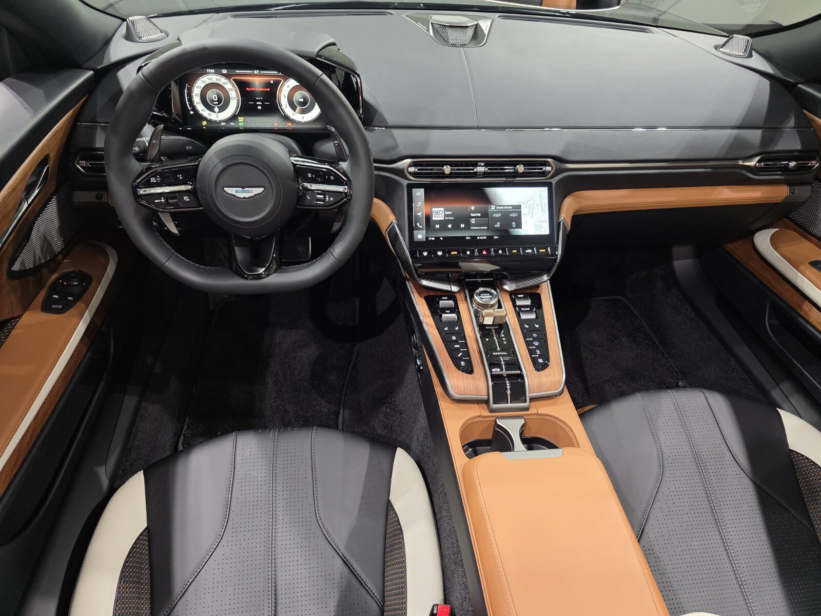 Used 2026 Aston Martin Vanquish Convertible image 10