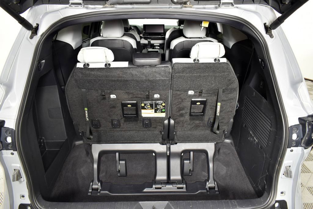 Used 2025 Toyota Sienna XSE w/ XSE Plus Package image 24