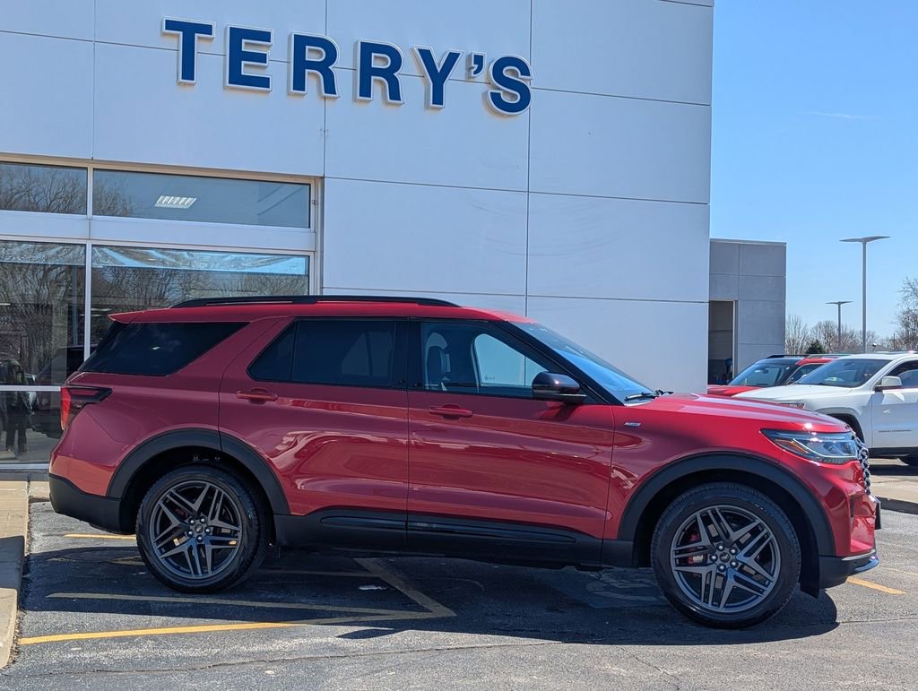 Used 2025 Ford Explorer ST-Line w/ Premium Package image 2