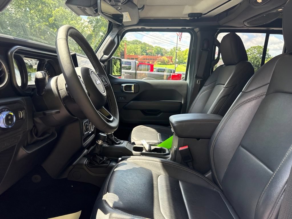 Used 2025 Jeep Gladiator Sport AWD/4WD image 9