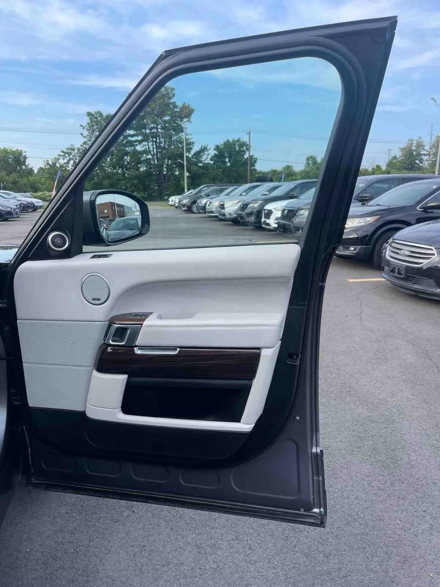 Used 2016 Land Rover Range Rover HSE image 19