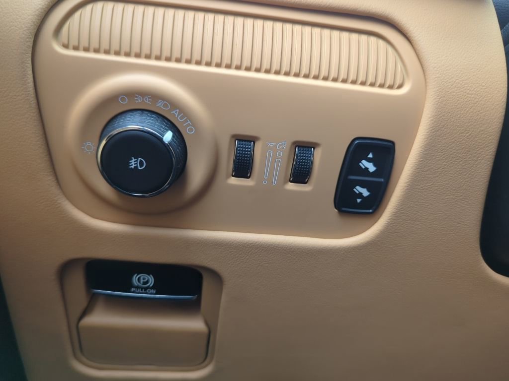 Used 2023 Jeep Grand Wagoneer Series III w/ Rear Seat Video Group 1 image 38