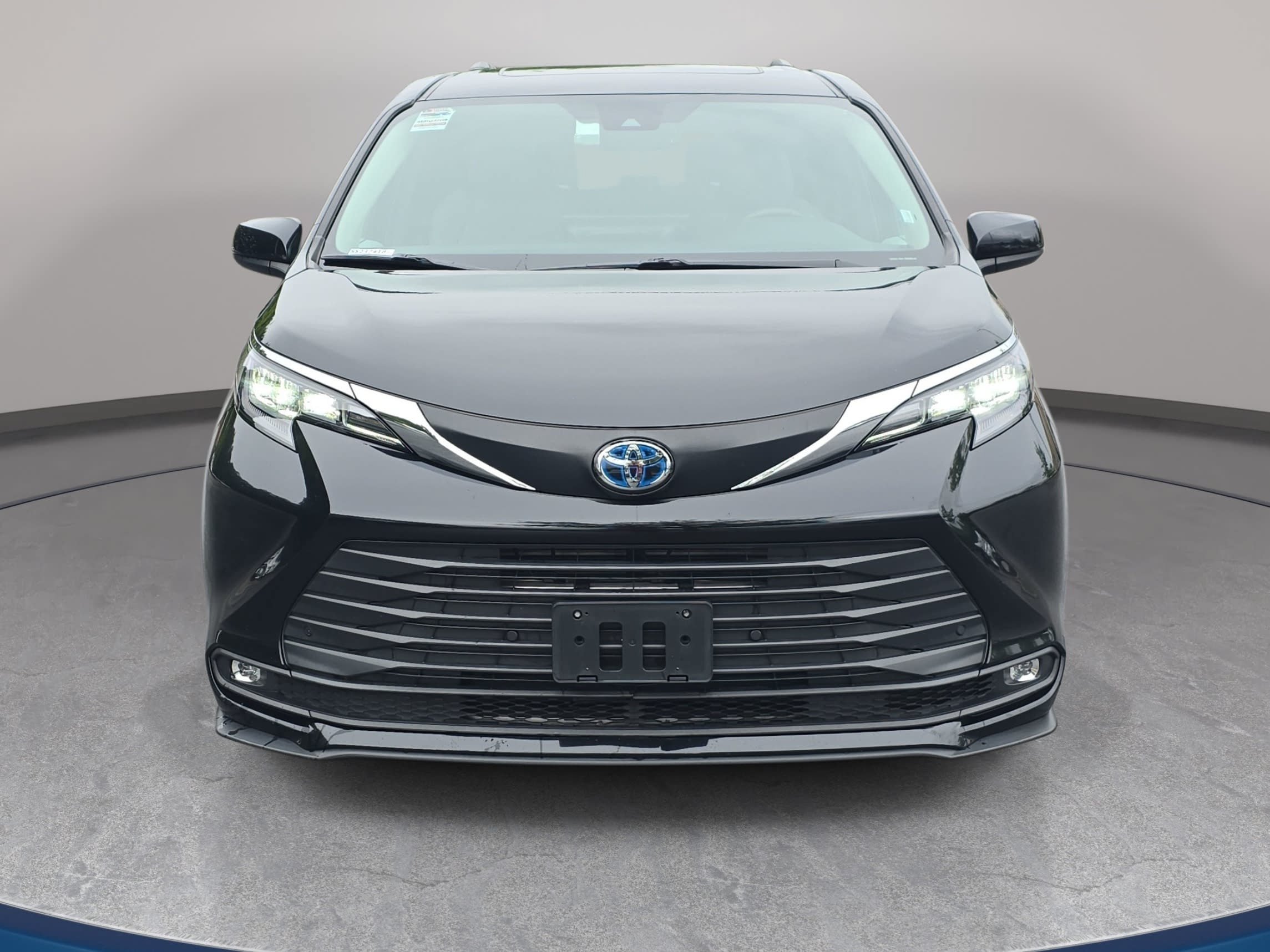 Used 2025 Toyota Sienna XLE FWD image 2