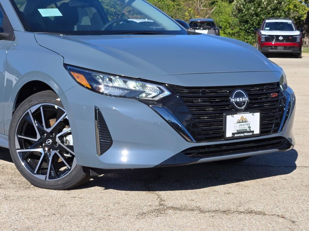 Used 2025 Nissan Sentra SR w/ SR Premium Package image 2
