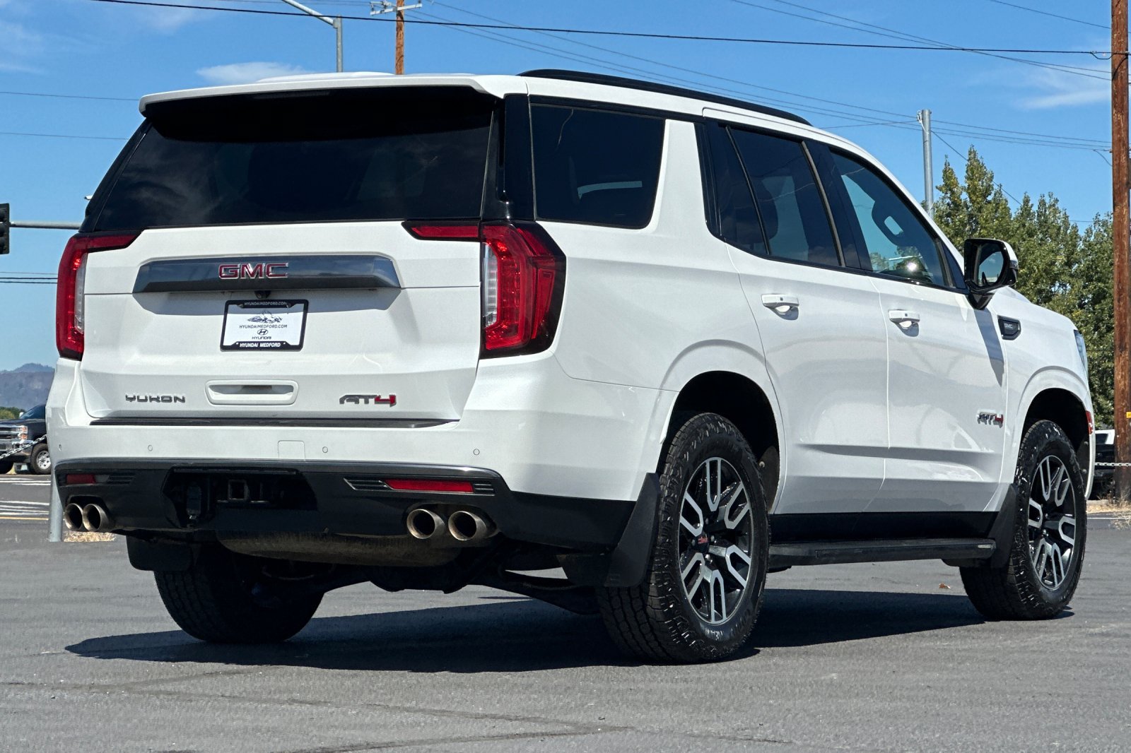 Used 2024 GMC Yukon AT4 w/ Technology Package AWD/4WD image 4