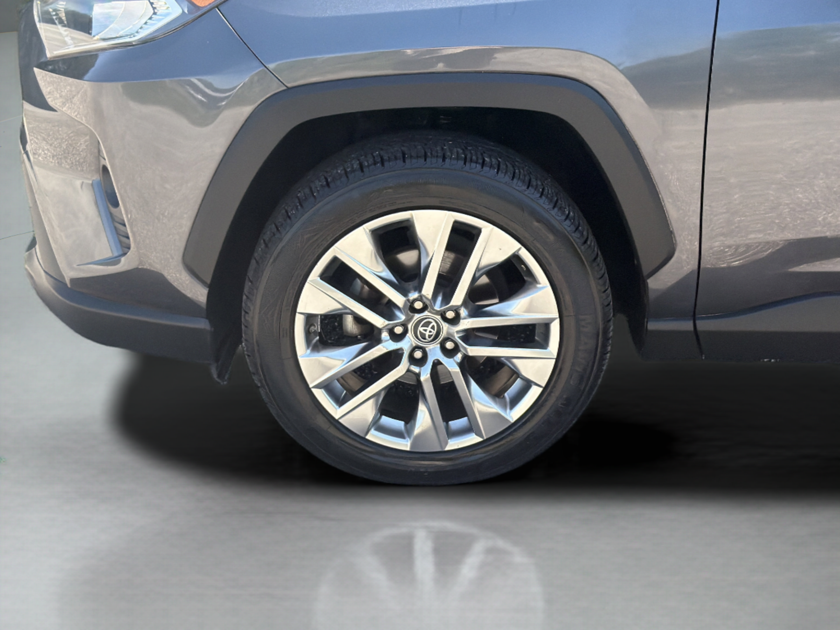 Used 2019 Toyota RAV4 XLE Premium FWD image 29