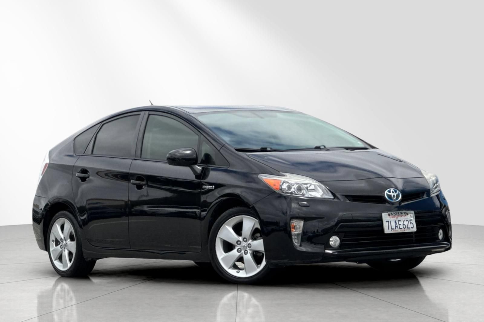 Used 2015 Toyota Prius Five FWD image 2