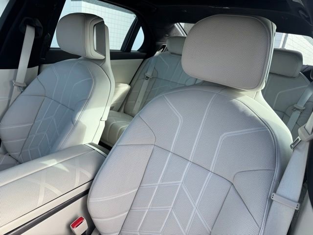 Used 2023 BMW 760i xDrive image 17