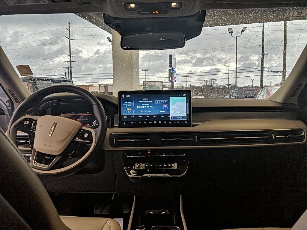 Certified 2025 Lincoln Corsair AWD image 13