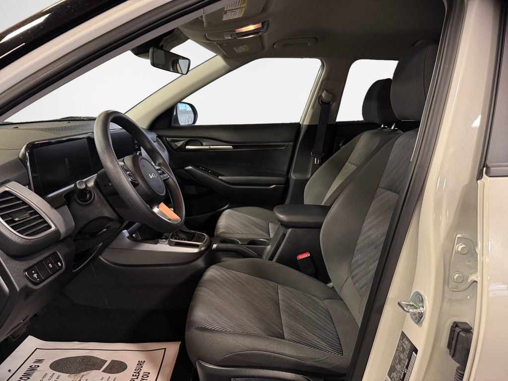 Certified 2025 Kia Seltos LX AWD/4WD image 12