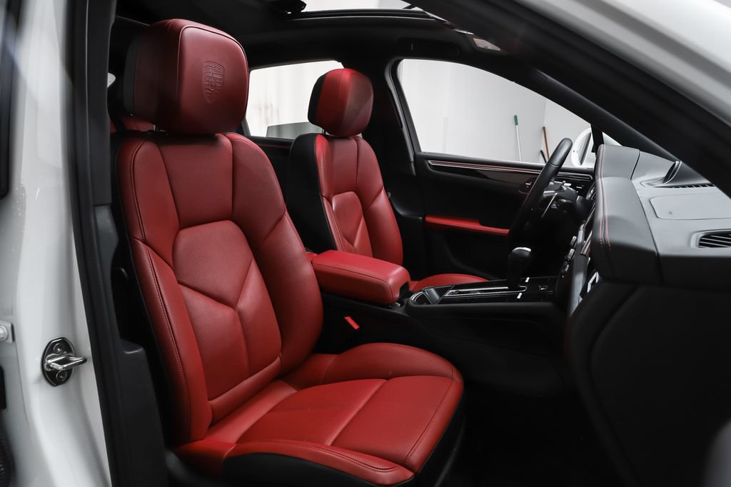 Used 2025 Porsche Macan AWD/4WD image 10