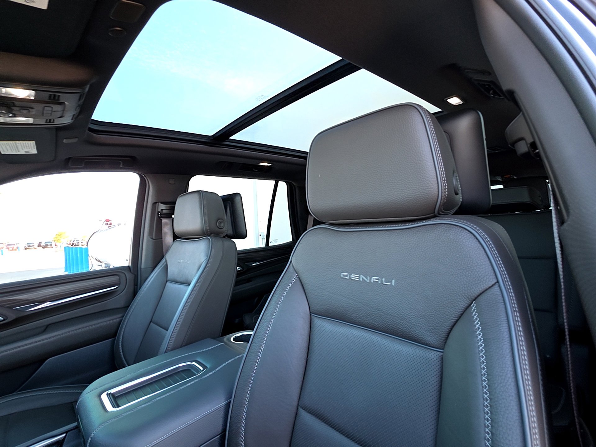 Used 2023 GMC Yukon Denali w/ Denali Reserve Package image 12