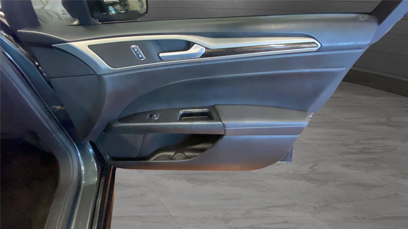 Used 2016 Ford Fusion SE w/ Equipment Group 202A image 17