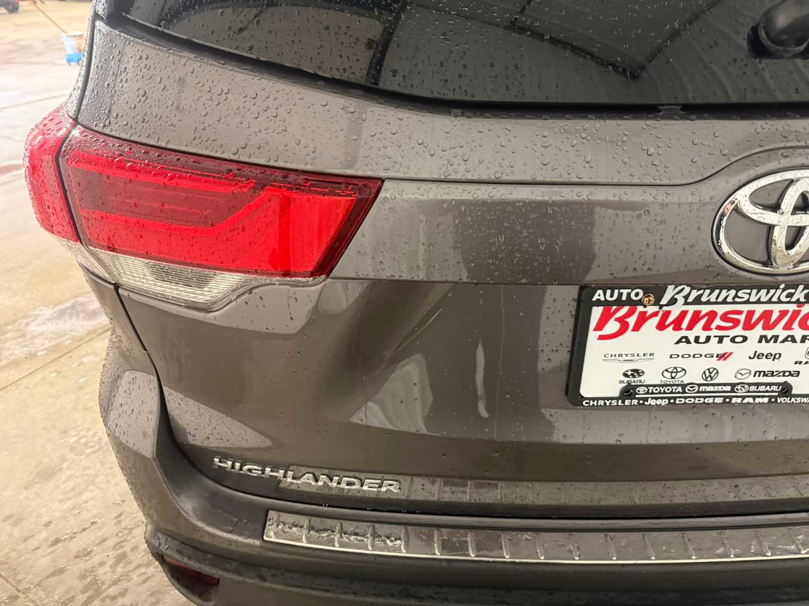 Used 2019 Toyota Highlander LE AWD/4WD image 17