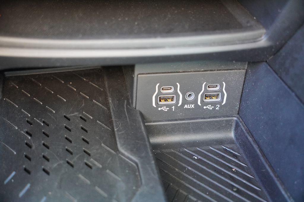 Used 2025 Chrysler Pacifica Limited image 32