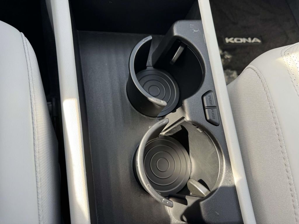 Used 2025 Hyundai Kona Limited image 32