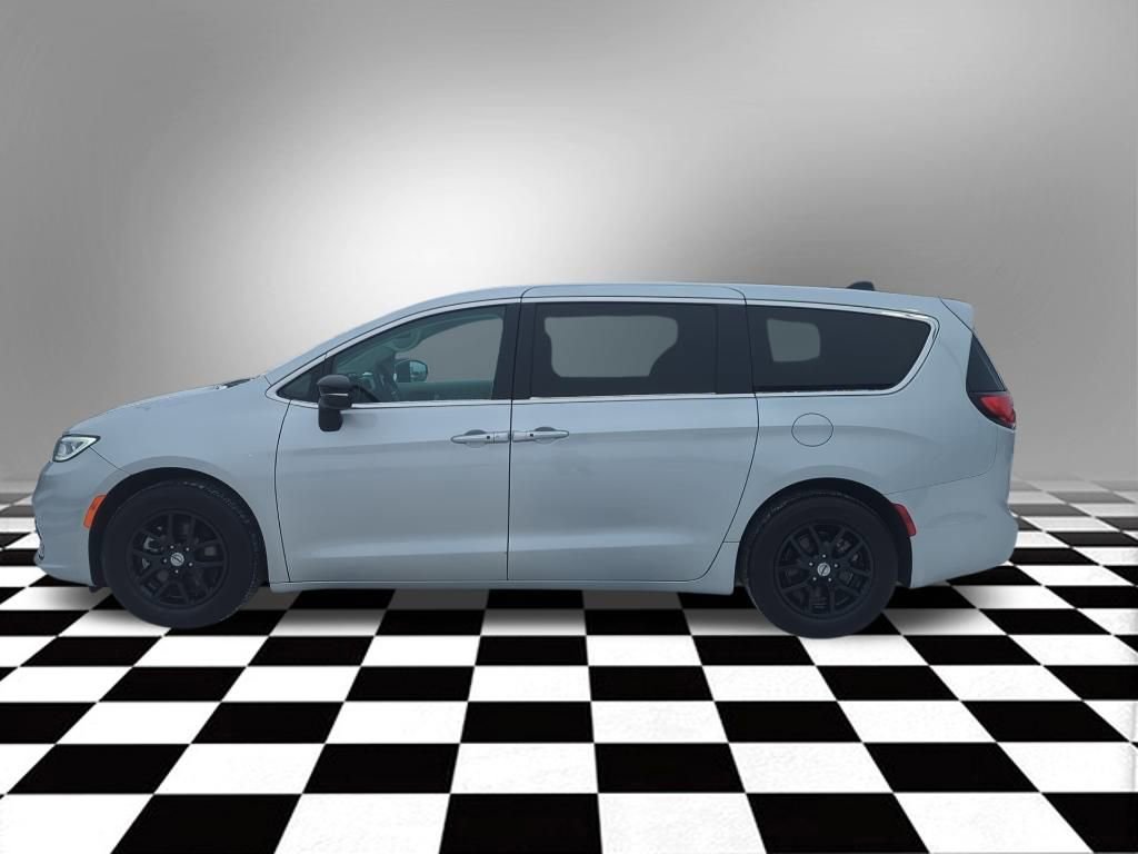 Used 2024 Chrysler Pacifica Touring-L image 11