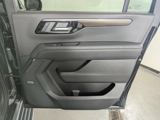 Used 2025 Chevrolet Suburban High Country AWD/4WD image 25
