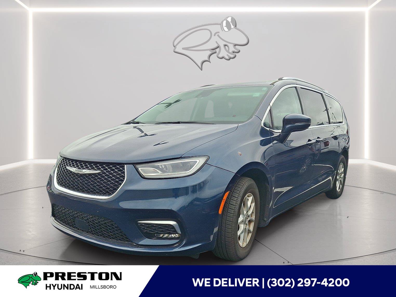 Used 2021 Chrysler Pacifica Touring-L w/ Uconnect Theater Family Group FWD image 1