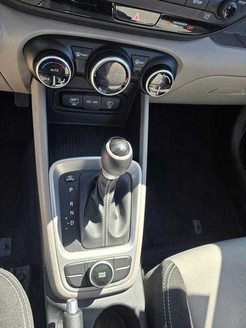 Used 2025 Hyundai Venue SEL FWD image 31