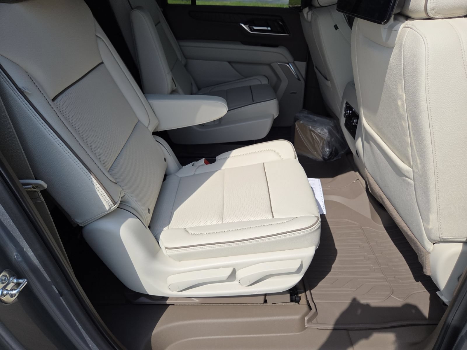 New 2026 GMC Yukon XL Denali w/ Denali Reserve Package AWD/4WD image 27