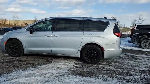 Used 2024 Chrysler Pacifica Touring-L FWD image 5