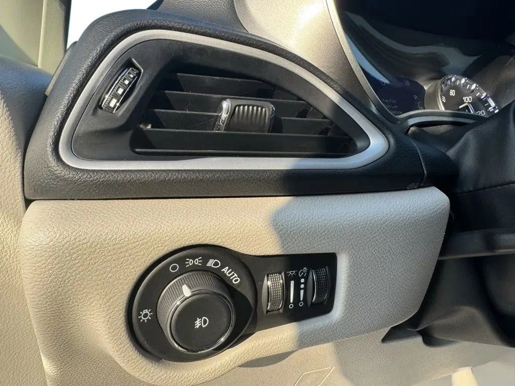 Used 2024 Chrysler Pacifica Touring-L image 12