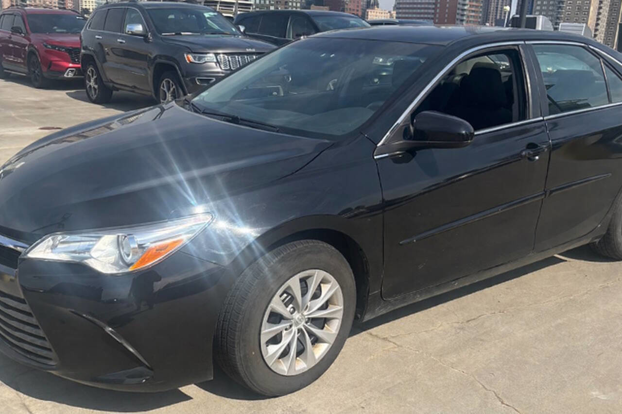 Used 2016 Toyota Camry LE FWD image 1