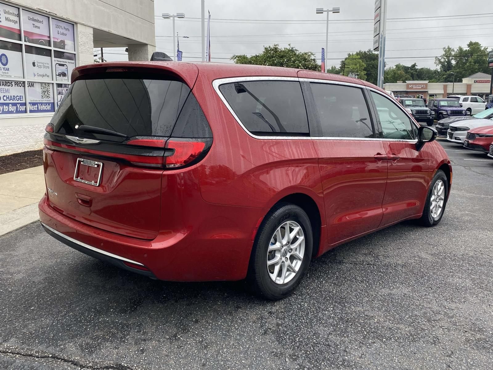 Used 2025 Chrysler Pacifica Select FWD image 7