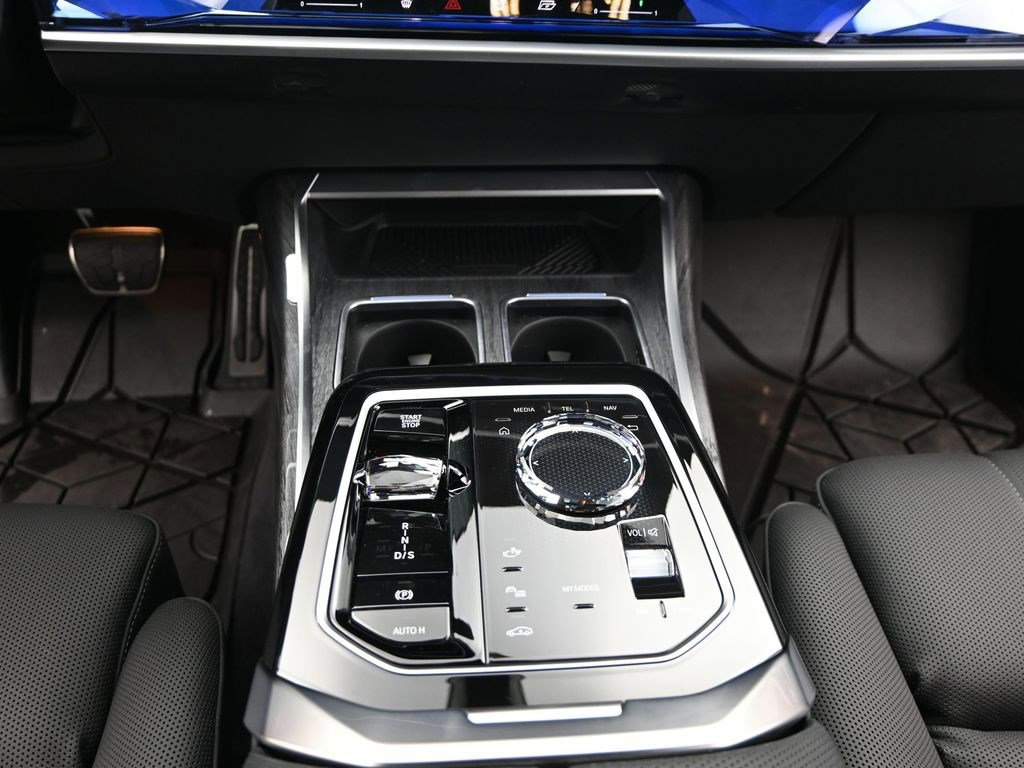 Used 2025 BMW 760i xDrive w/ Luxury Rear Seating Package AWD/4WD image 13