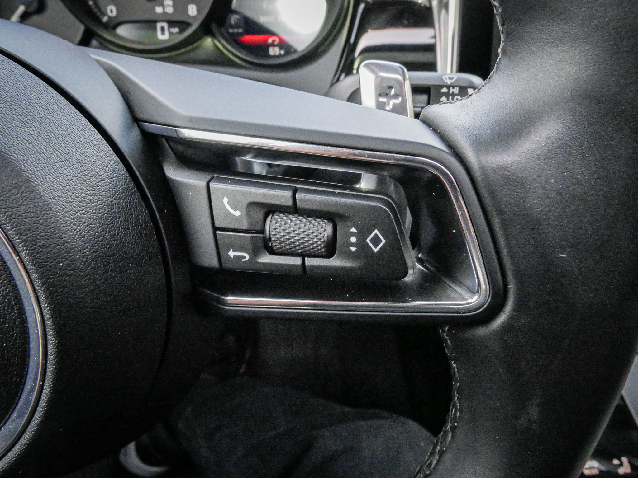 Used 2025 Porsche Macan AWD/4WD image 20