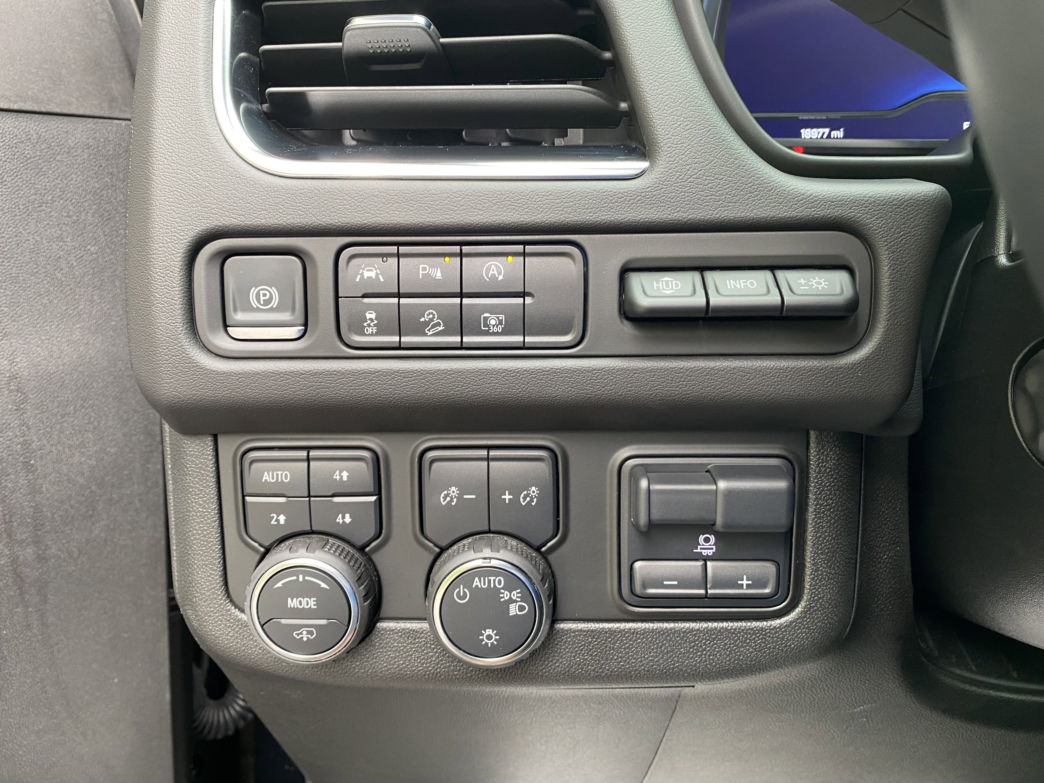 Used 2024 Chevrolet Tahoe High Country AWD/4WD image 18