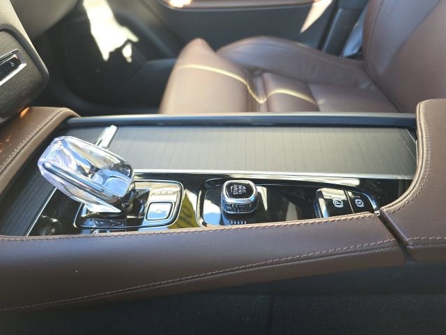 Certified 2025 Volvo XC90 B6 Ultra w/ Lounge Package image 38