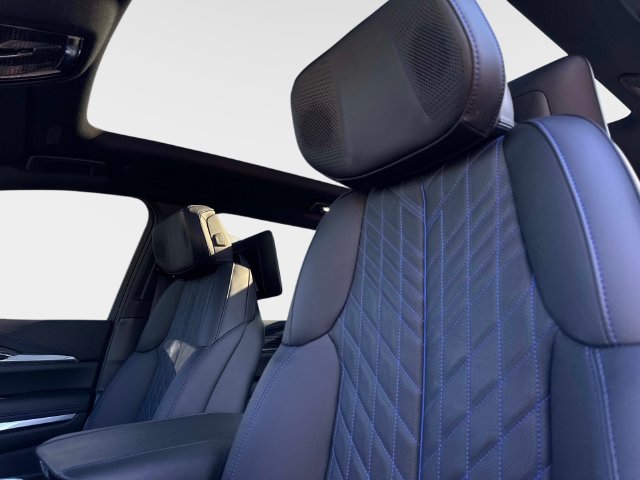 Certified 2026 Cadillac Escalade IQL Sport 1 w/ LPO, ONYX Package AWD/4WD image 18