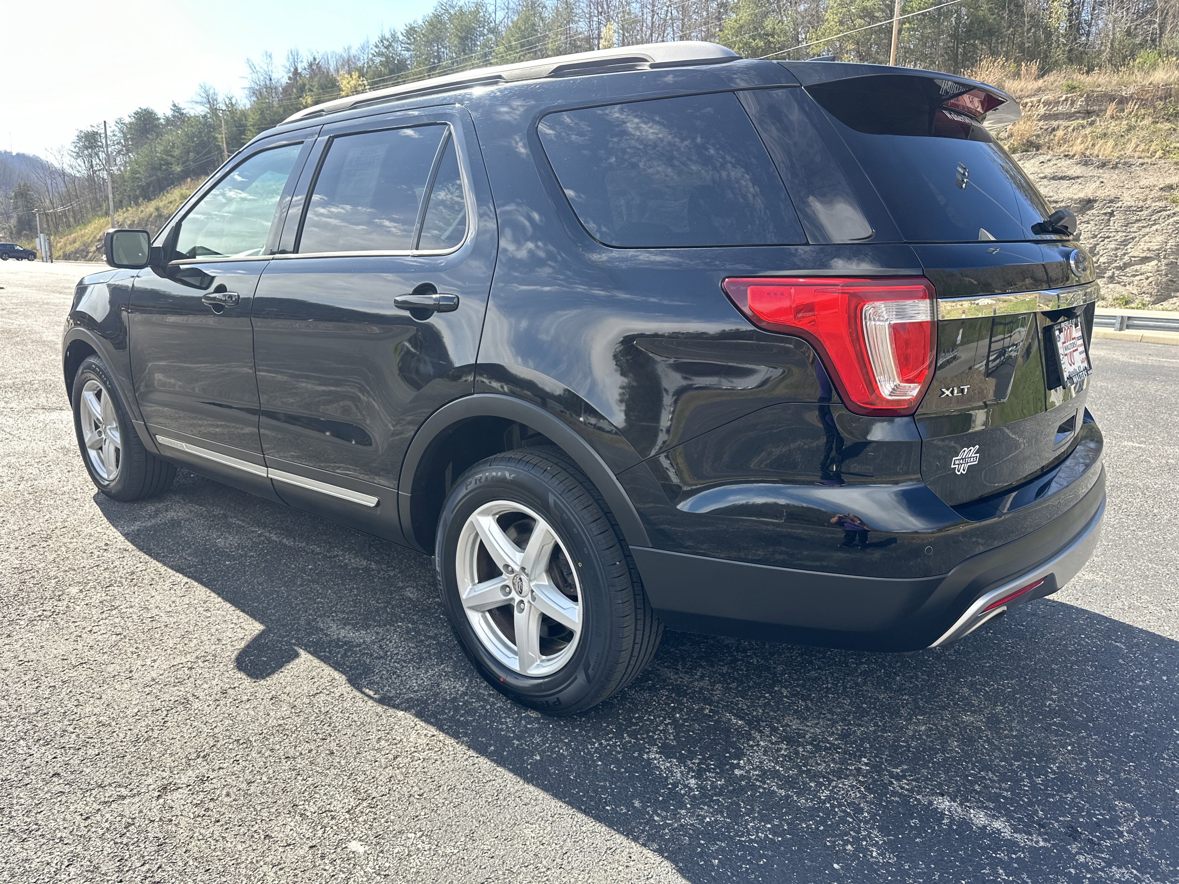 Used 2017 Ford Explorer XLT w/ Equipment Group 202A image 5
