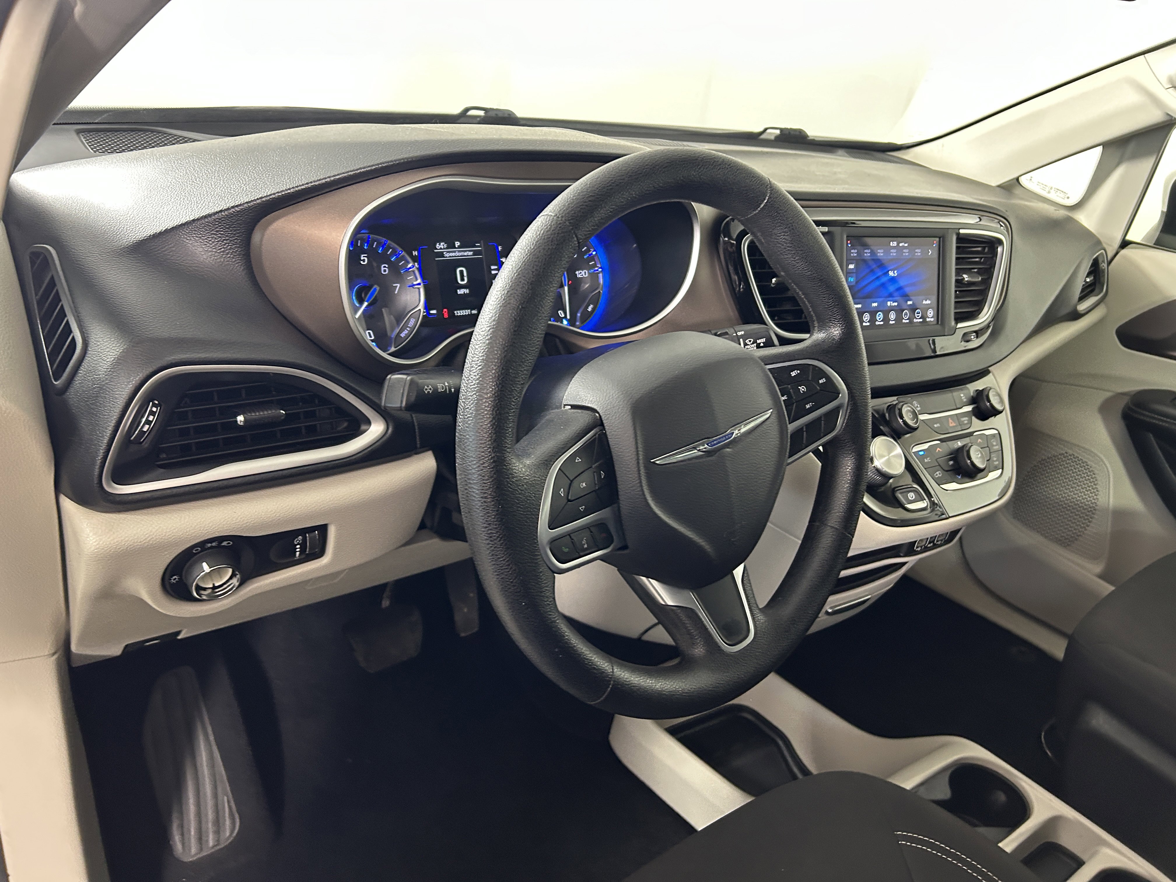 Used 2021 Chrysler Voyager L FWD image 12