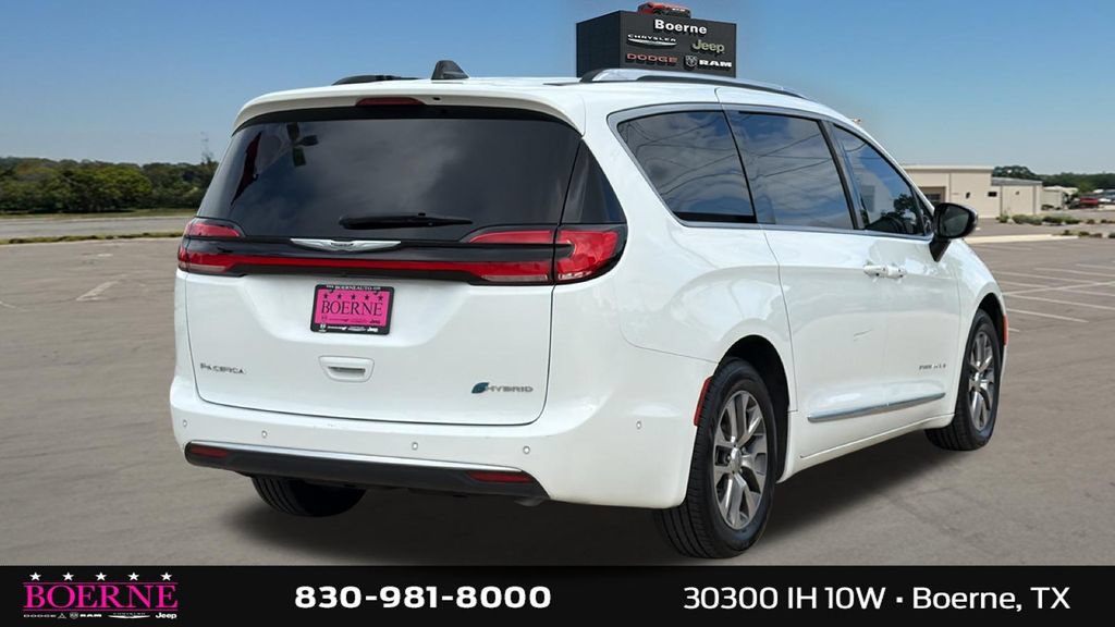 Used 2025 Chrysler Pacifica Pinnacle FWD image 3