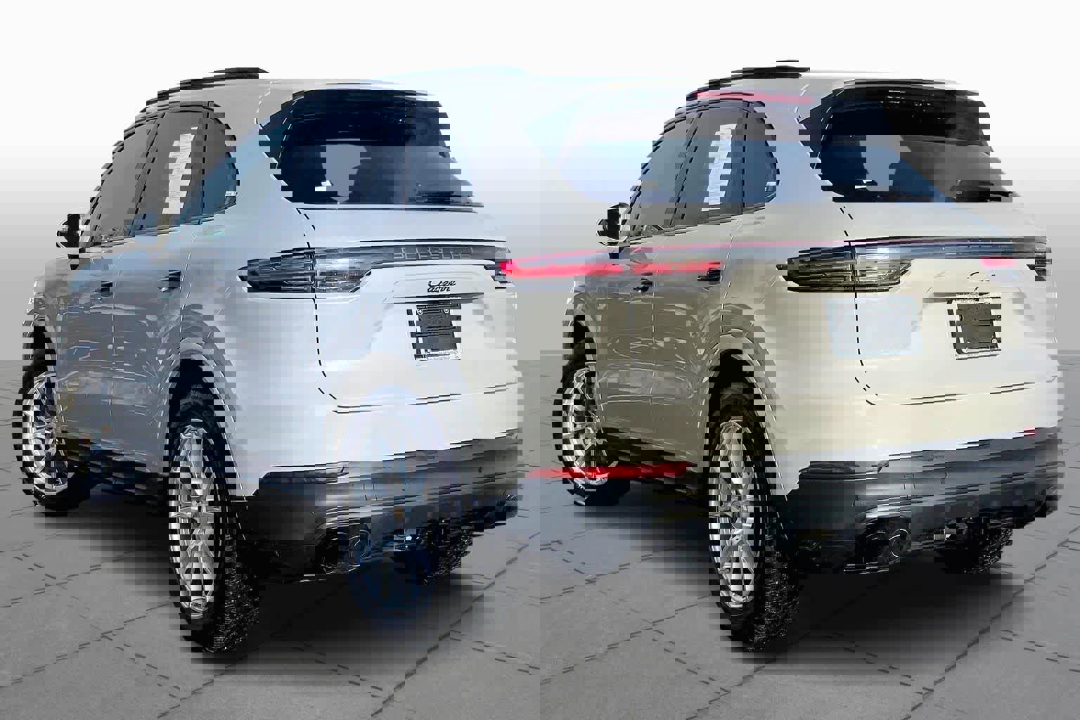 Certified 2022 Porsche Cayenne Platinum Edition image 22