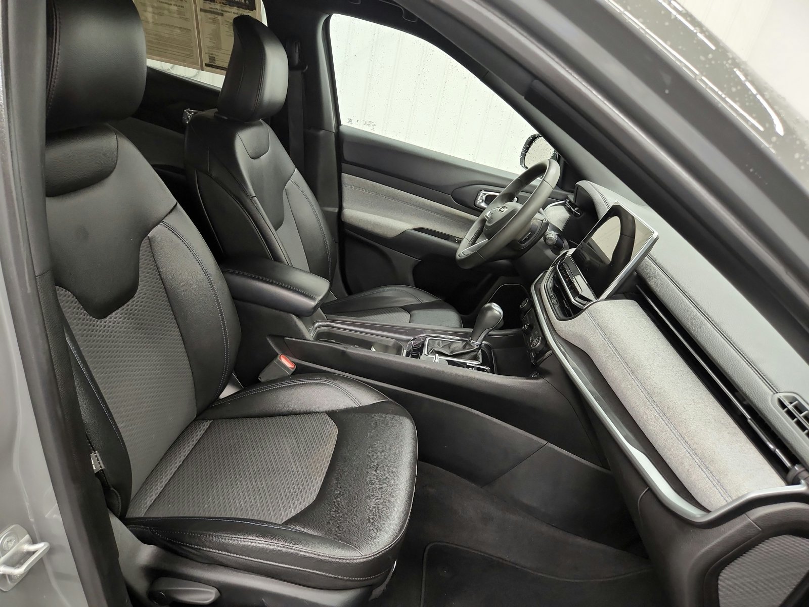 Used 2024 Jeep Compass Latitude AWD/4WD image 26